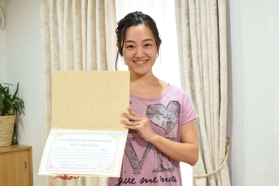 ベビーヨガ資格認定、笑顔の女性