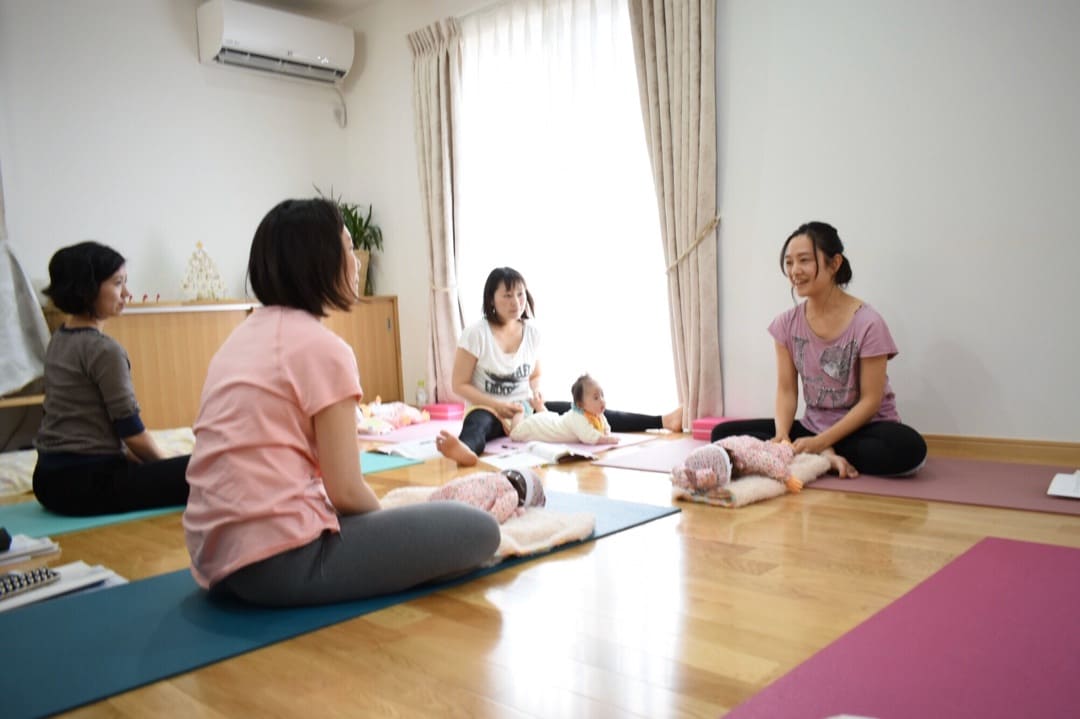 ベビーヨガする女性