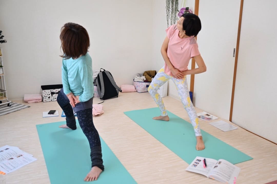 ヨガ資格練習する女性
