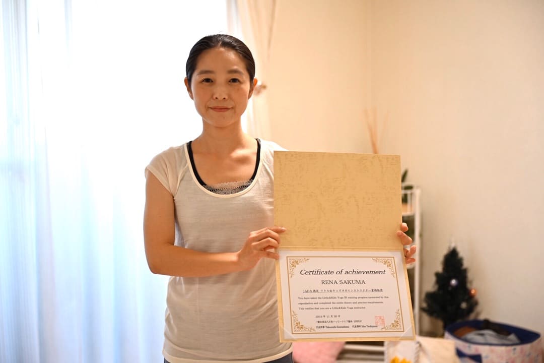 ヨガ資格取得で笑っている写真