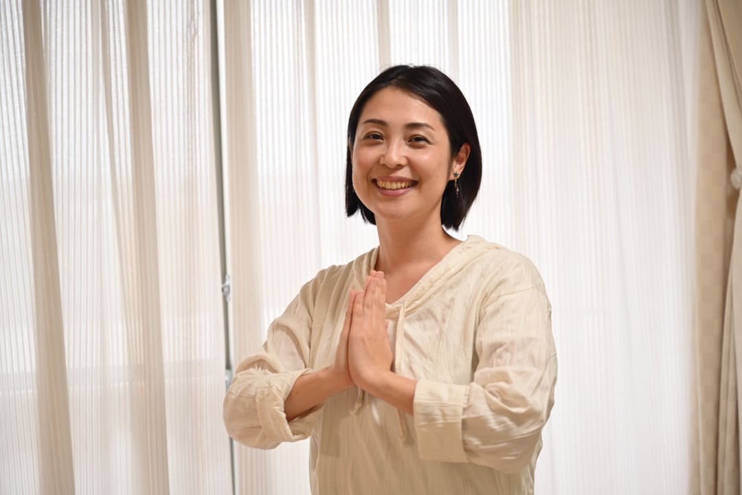 ヨガ資格取得で笑顔の女性