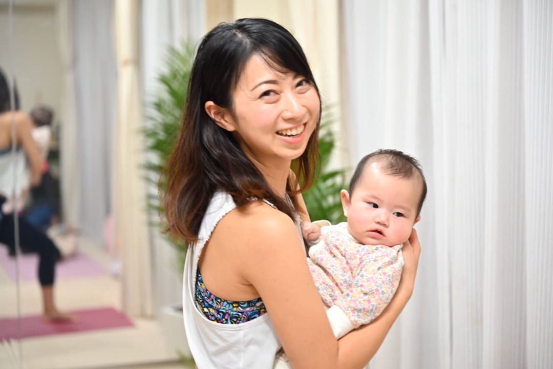 ヨガ資格認定赤ちゃんと女性