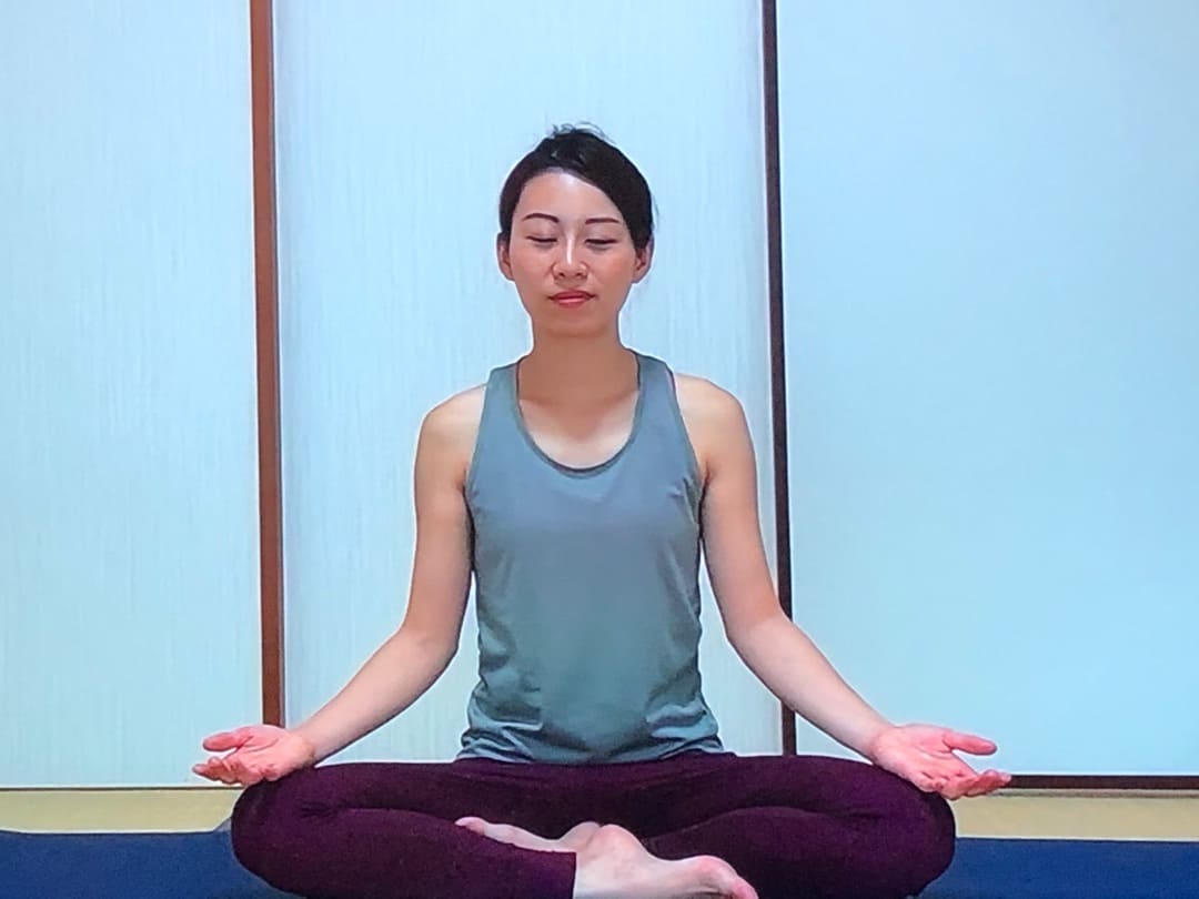 骨盤ヨガ資格をオンラインでポーズする女性