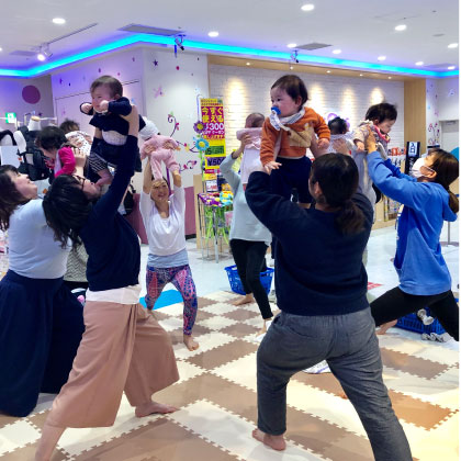 赤ちゃんと呼吸を合わせ行う親子ヨガ