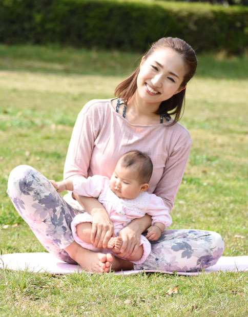 ママの笑顔が赤ちゃんの笑顔に繋がり、ママのぬくもりは赤ちゃんの心を癒します