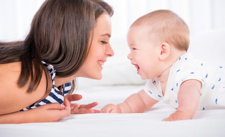 ハイハイから広がる赤ちゃんの成長と親子の絆、楽しく始めるヨガで身体と心をサポート