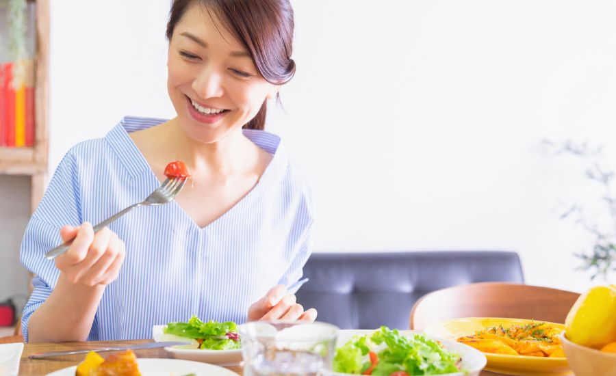 朝ごはんを食べてヨガをするだけ!代謝を高めて痩せやすい体をつくる健康的なダイエット