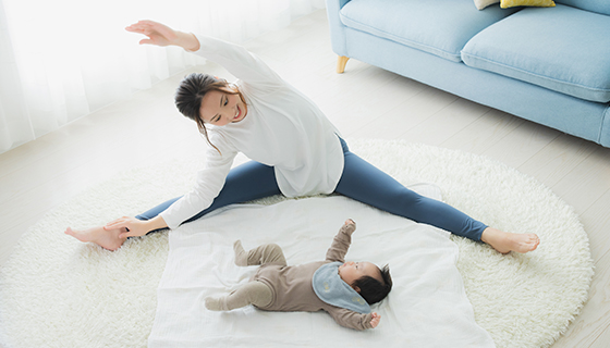 【監修記事】mamaomoiのベビーヨガ特集「産後ケアに最適!親子のスキンシップを深めよう」