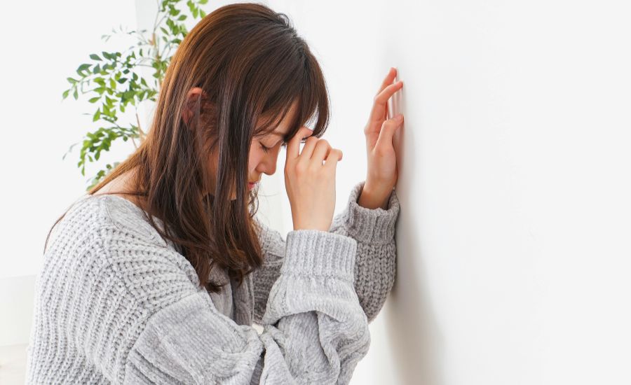 気圧低下による自律神経の乱れが招く頭痛:首・肩・顎のセルフケア