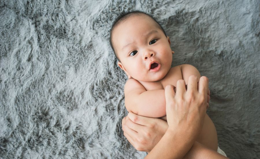 乳児湿疹ってなに?新生児ニキビ・脂漏性湿疹・あせもの違いと対処法