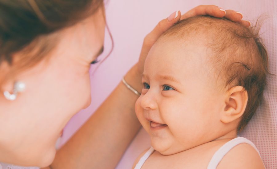赤ちゃんの髪が薄い?抜ける?|新生児~1歳までの髪の毛の変化とケア