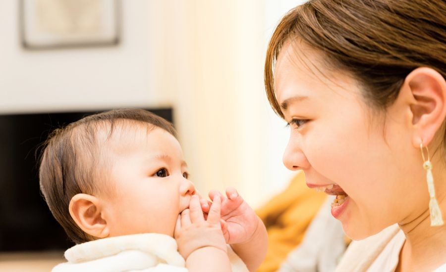 赤ちゃんの成長を見守る0歳児の発達|体・感覚・心を育むスキンシップ