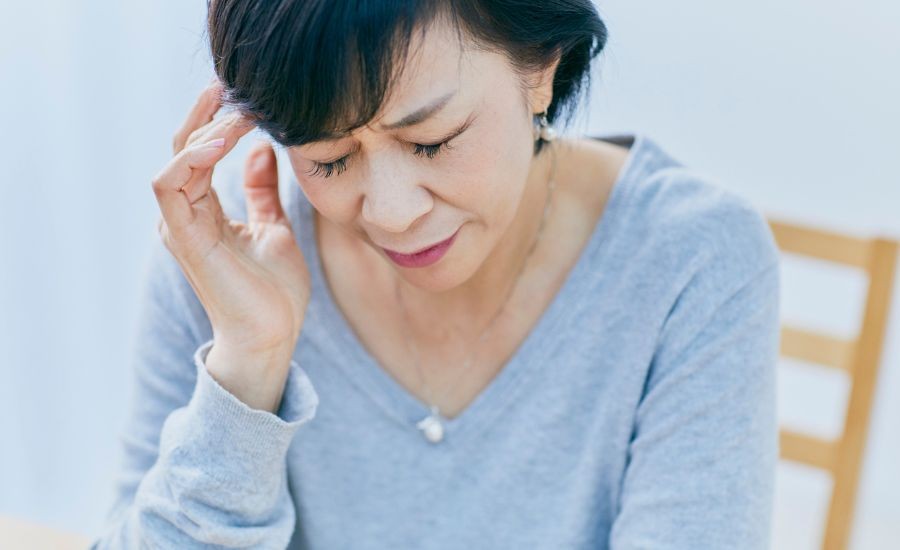 緊張型頭痛と片頭痛はどう違う？重だるさとズキズキの出方から…