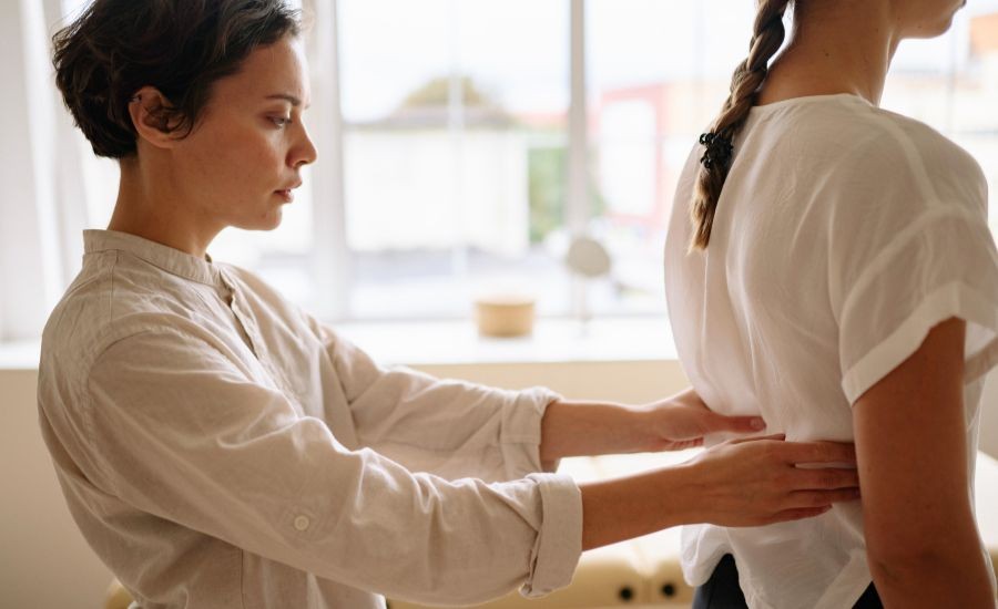 太もも前張り・腰痛の原因は反り腰？今日からできるゆるめる・伸ばす・整える