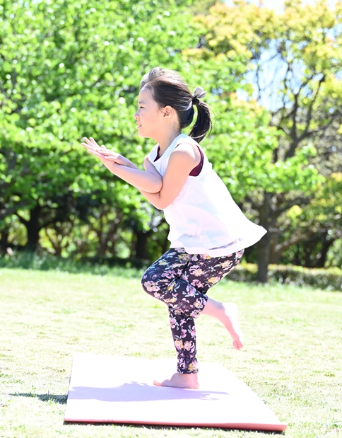 【リトル＆キッズヨガ】では姿勢を美しくまた子供の自尊心を育てる,
